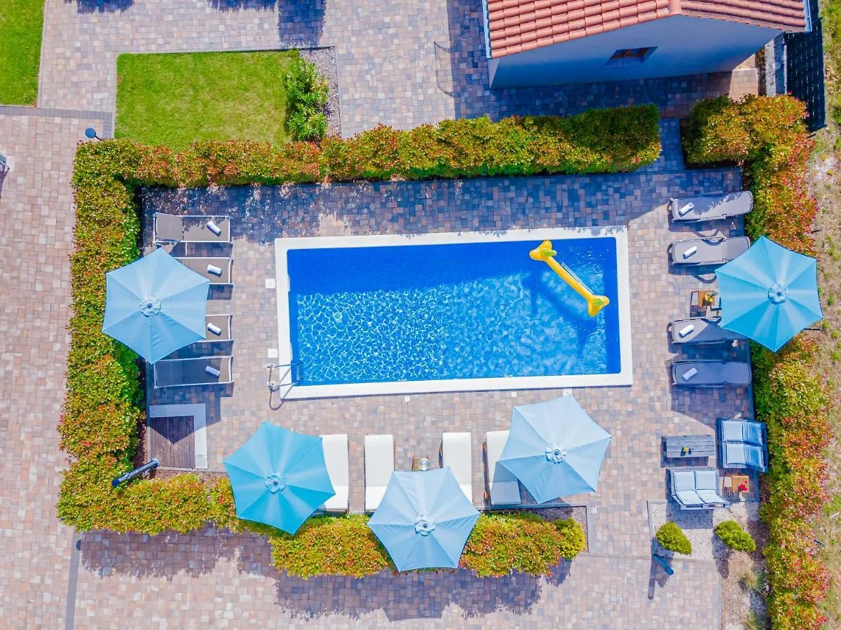 Guest House Flora Pazin