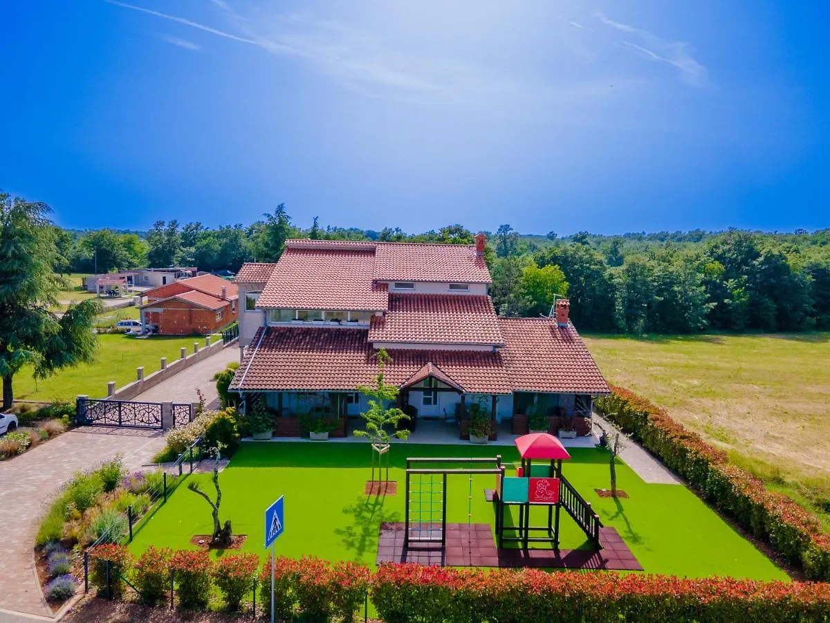 Guest House Flora Pazin 4*,