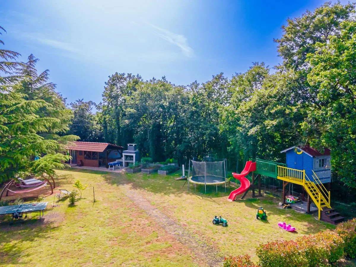 Guest House Flora Pazin