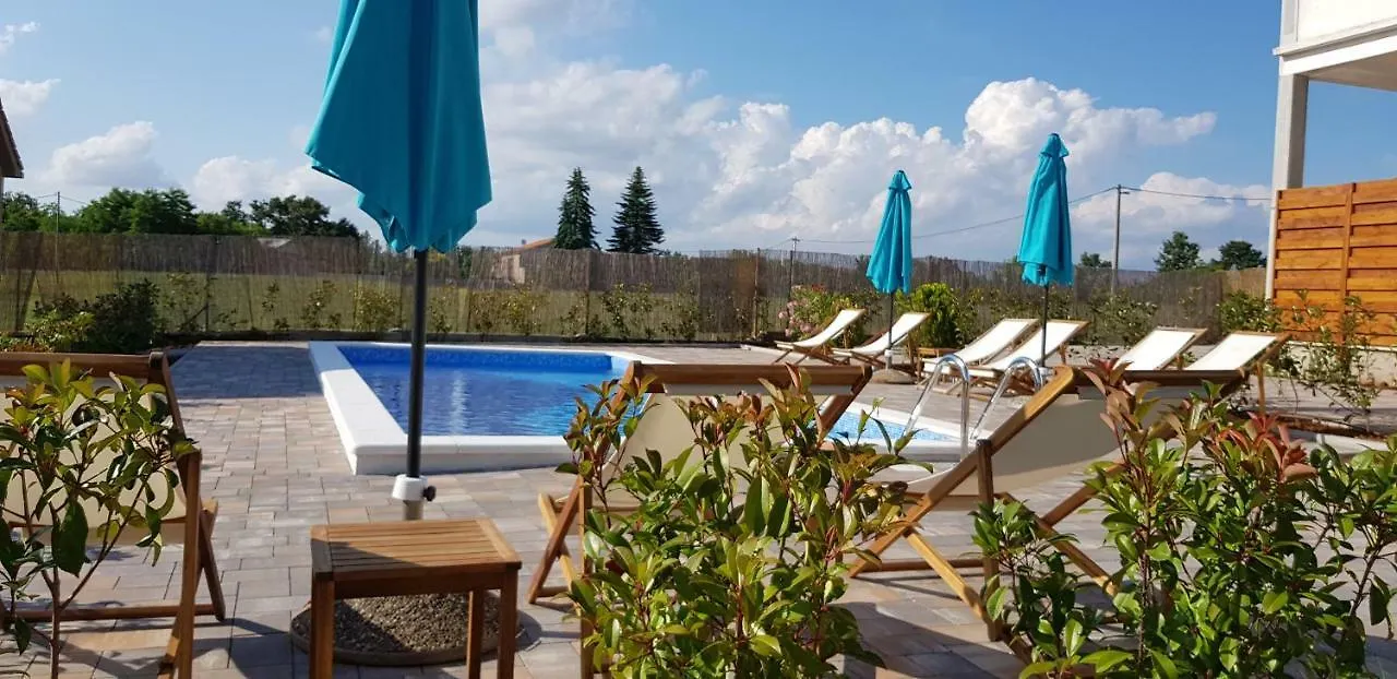 Guest House Flora Pazin 4*,
